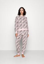 Cargar imagen en el visor de la galería, Pijama Rosa DKNY cerrado