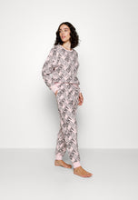 Cargar imagen en el visor de la galería, Pijama Rosa DKNY cerrado