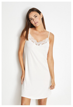 Cargar imagen en el visor de la galería, Conjunto de bata y camisón en modal LUDOVICA