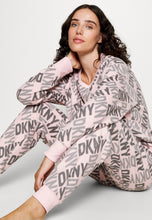 Cargar imagen en el visor de la galería, Pijama DKNY logo rosa